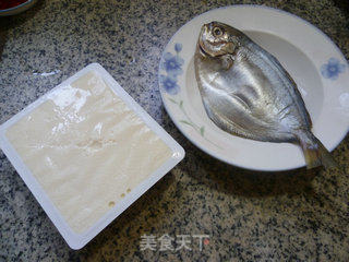 黑鲳鱼煮豆腐的做法步骤：1
