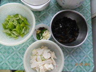 素炒三鲜的做法步骤：1
