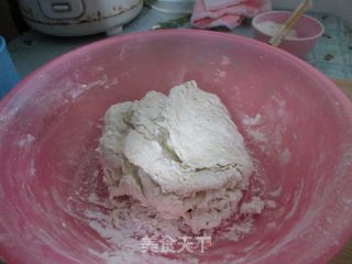 北方人喜欢的的美味   韭菜盒子（配上胡辣汤）的做法步骤：1