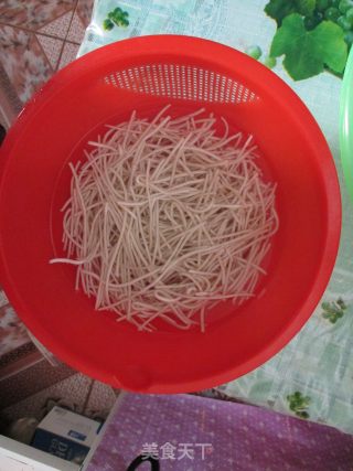 北方人喜欢的的美味   韭菜盒子（配上胡辣汤）的做法步骤：6