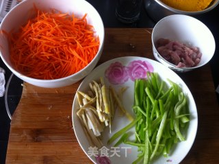 下饭菜---鱼香肉丝盖浇饭的做法步骤：2