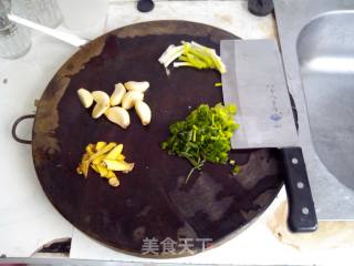 吃起来满口香溢的———红烧鸡腿的做法步骤：3