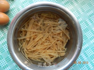 自制咸菜炒鸡蛋的做法步骤：2
