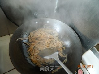 自制咸菜炒鸡蛋的做法步骤：3