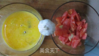 蒜香味十足 西红柿炒蛋的做法步骤：3