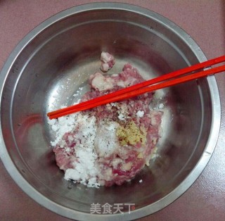 【满足的一大锅】节瓜肉丸汤的做法步骤：2