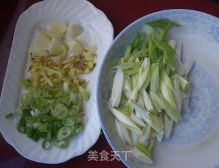 葱烧海参的做法步骤：1