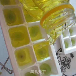 菠萝爽葡萄冰块的做法步骤：3