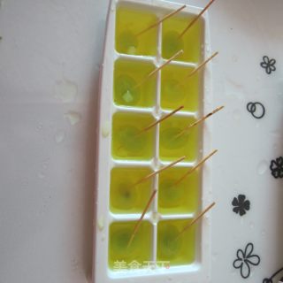 菠萝爽葡萄冰块的做法步骤：5