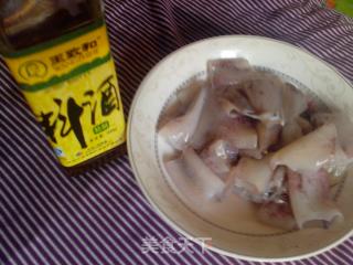 青椒炒鱿鱼的做法步骤：2