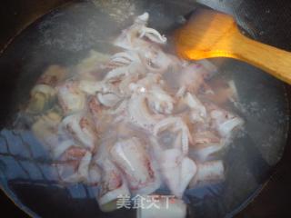 青椒炒鱿鱼的做法步骤：3