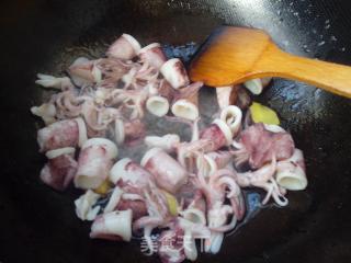 青椒炒鱿鱼的做法步骤：6