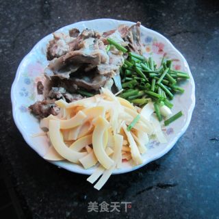 咸笋猪头肉的做法步骤：2