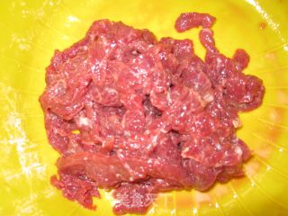 咖喱牛肉炒土豆的做法步骤：1