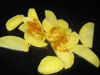 咖喱牛肉炒土豆的做法步骤：2