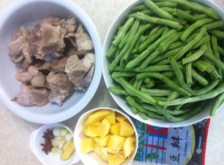 外婆的味道-脊骨酱焖豆角的做法步骤：1