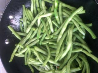 外婆的味道-脊骨酱焖豆角的做法步骤：3