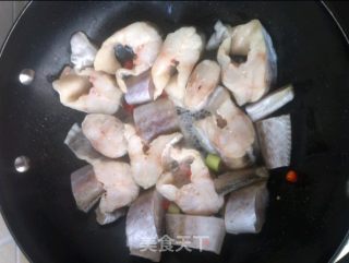 酸辣鳕鱼豆腐汤的做法步骤：3