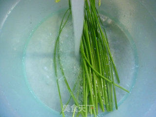 韭菜花茭白炒鸡蛋的做法步骤：4