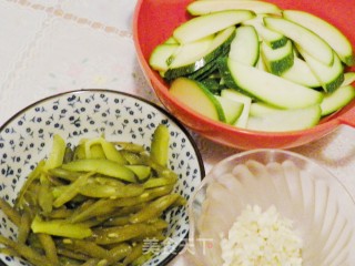 咸豆炒小瓜的做法步骤：1