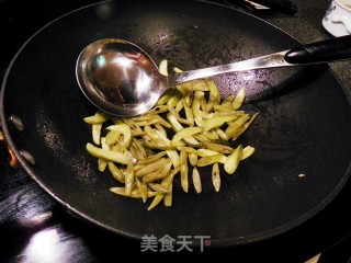 咸豆炒小瓜的做法步骤：3