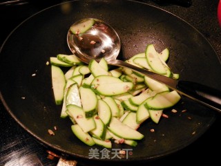 咸豆炒小瓜的做法步骤：5