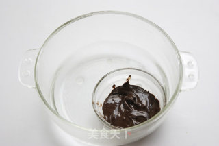 七夕情人节最具代表的暖心蛋糕——巧克力熔岩蛋糕的做法步骤：4