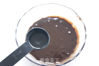 七夕情人节最具代表的暖心蛋糕——巧克力熔岩蛋糕的做法步骤：7