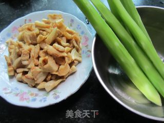 油渣煎饼的做法步骤：1