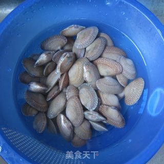 葱姜爆油蛤的做法步骤：1