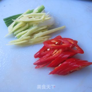 葱姜爆油蛤的做法步骤：2
