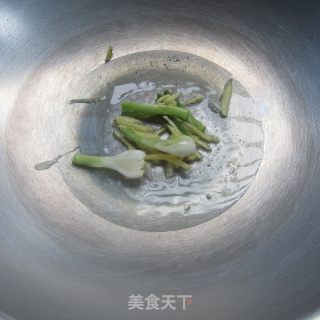 葱姜爆油蛤的做法步骤：4