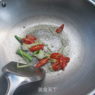 葱姜爆油蛤的做法步骤：5