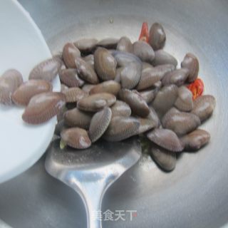 葱姜爆油蛤的做法步骤：6