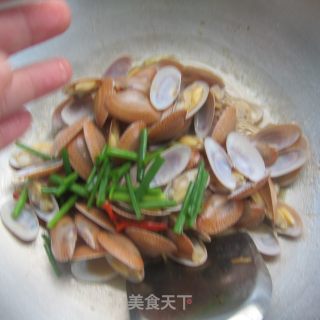 葱姜爆油蛤的做法步骤：8