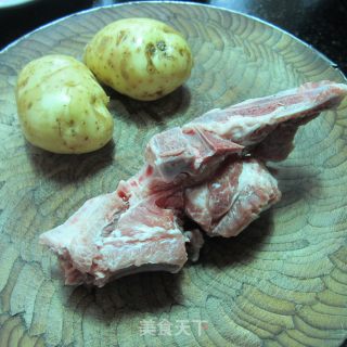 土豆蒸排骨的做法步骤：1