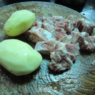 土豆蒸排骨的做法步骤：2