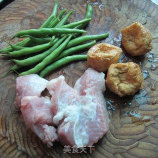 猪肉油豆腐炒四季豆的做法步骤：1