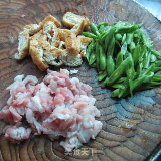 猪肉油豆腐炒四季豆的做法步骤：2