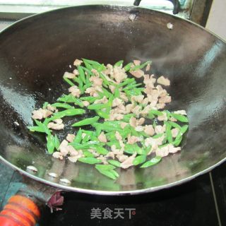 猪肉油豆腐炒四季豆的做法步骤：4