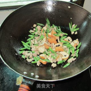 猪肉油豆腐炒四季豆的做法步骤：5