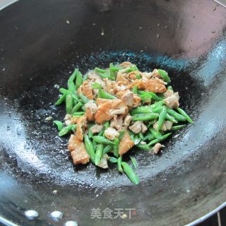 猪肉油豆腐炒四季豆的做法步骤：7