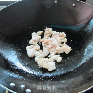 猪油渣炒蒜苗的做法步骤：2