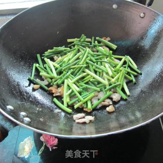 猪油渣炒蒜苗的做法步骤：4