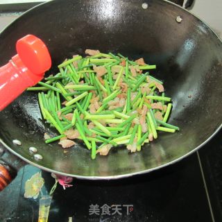 猪油渣炒蒜苗的做法步骤：6