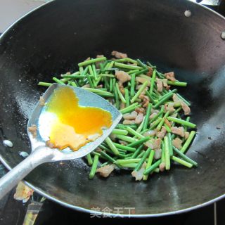 猪油渣炒蒜苗的做法步骤：7