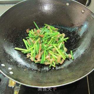 猪油渣炒蒜苗的做法步骤：8