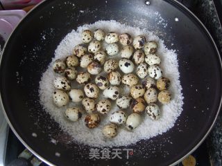 盐焗鹌鹑蛋的做法步骤：4