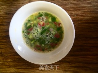 青红椒煎蛋饼的做法步骤：2