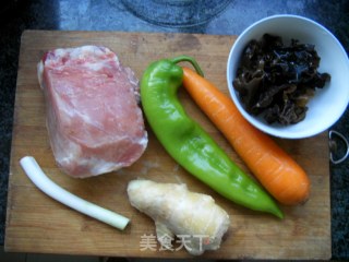鱼香肉丝的做法步骤：1